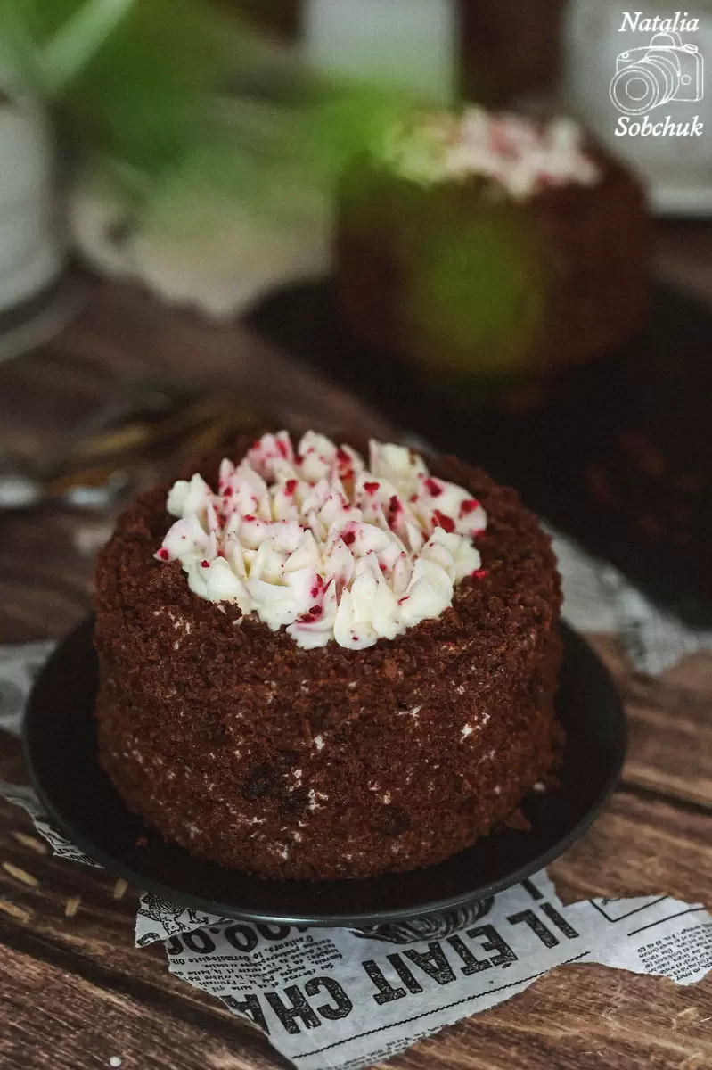 Шоколадный бенто-торт с вишневой начинкой