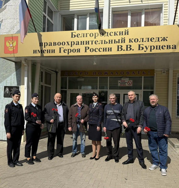 В преддверии Дня ветеранов органов внутренних дел белгородские полицейские почтили память Героя России Владимира Бурцева