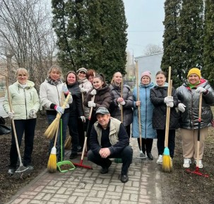 Парламентарии активно участвуют в проведении субботников на своих округах