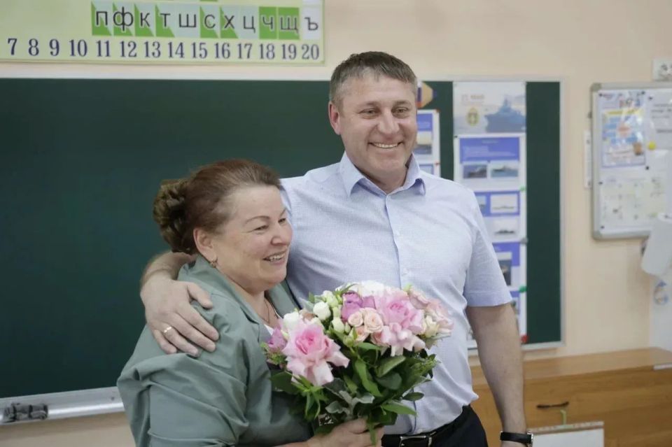 Александр Шуваев заехал в родную школу и встретился со своей первой учительницей