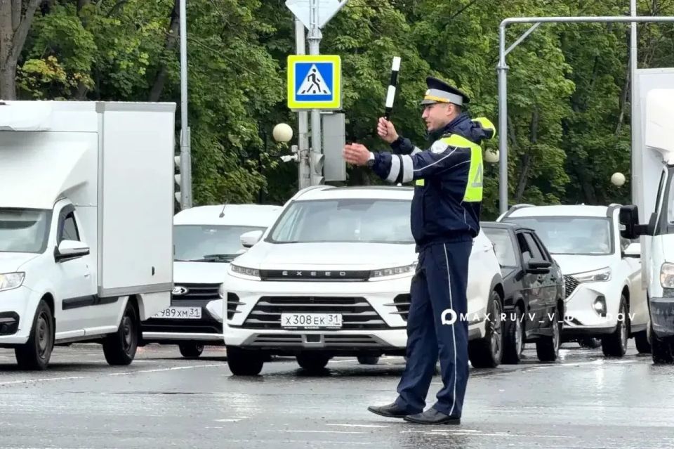 На 10 ключевых перекрёстках Белгорода продолжают дежурить регулировщики