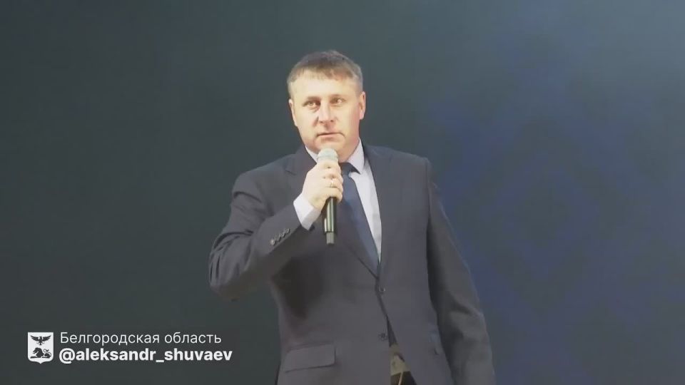 Временно исполняющий обязанности губернатора Белгородской области Александр Шуваев наградил победителя и финалистов регионального этапа Всероссийского конкурса «Учитель года России — 2026»