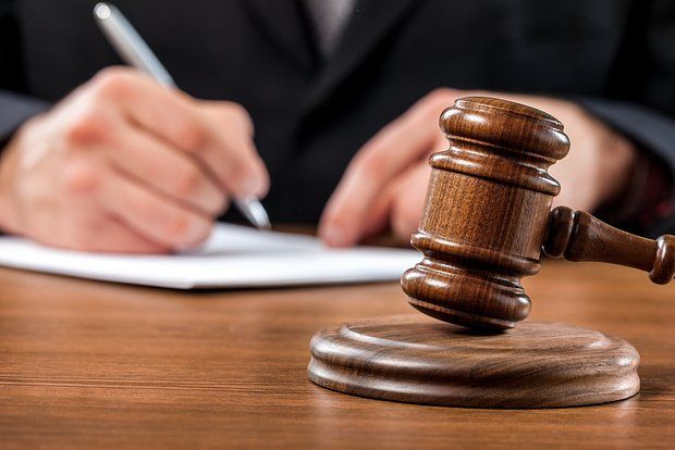 В Москве суд приговорил к 5 годам экс-полицейского за взятки от журналистов Baza