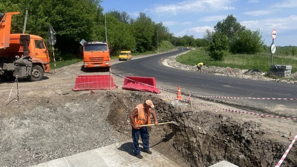 Главная улица села Крюково Борисовского округа переживает масштабное обновление