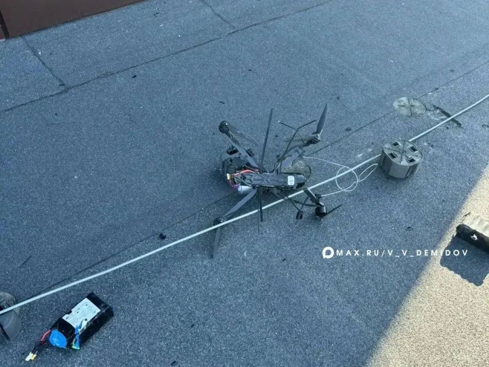 В Белгороде беспилотник упал на крышу многоквартирного дома