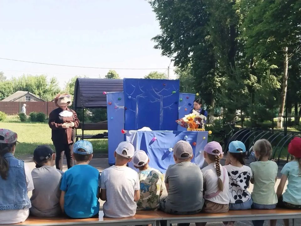 С 8 по 11 июня артисты Белгородского государственного театра кукол побывали в турне по родному краю и порадовали юных зрителей из школьных лагерей Губкина, Губкинского района и Бирюча