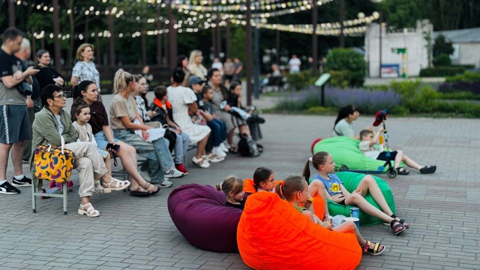Кино под звёздным небом. В Старый Оскол вернулись просмотры классики кинематографа под открытым небом! В парке «Солнечный» собираются жители всех возрастов, чтобы насладиться вечерней прохладой и хорошей компанией