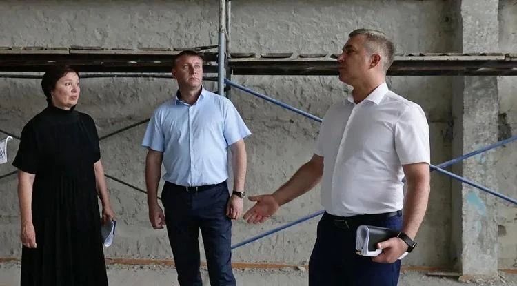 Врио губернатора проверил ход капремонта школы № 2 и ДК «Комсомолец» в Старом Осколе