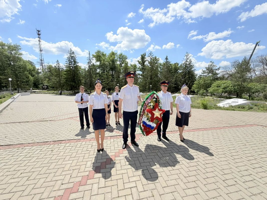 Офицеры СУ СК России по Белгородской области совместно с кадетами ведомства приняли участие в мероприятии, приуроченном ко Дню памяти и скорби