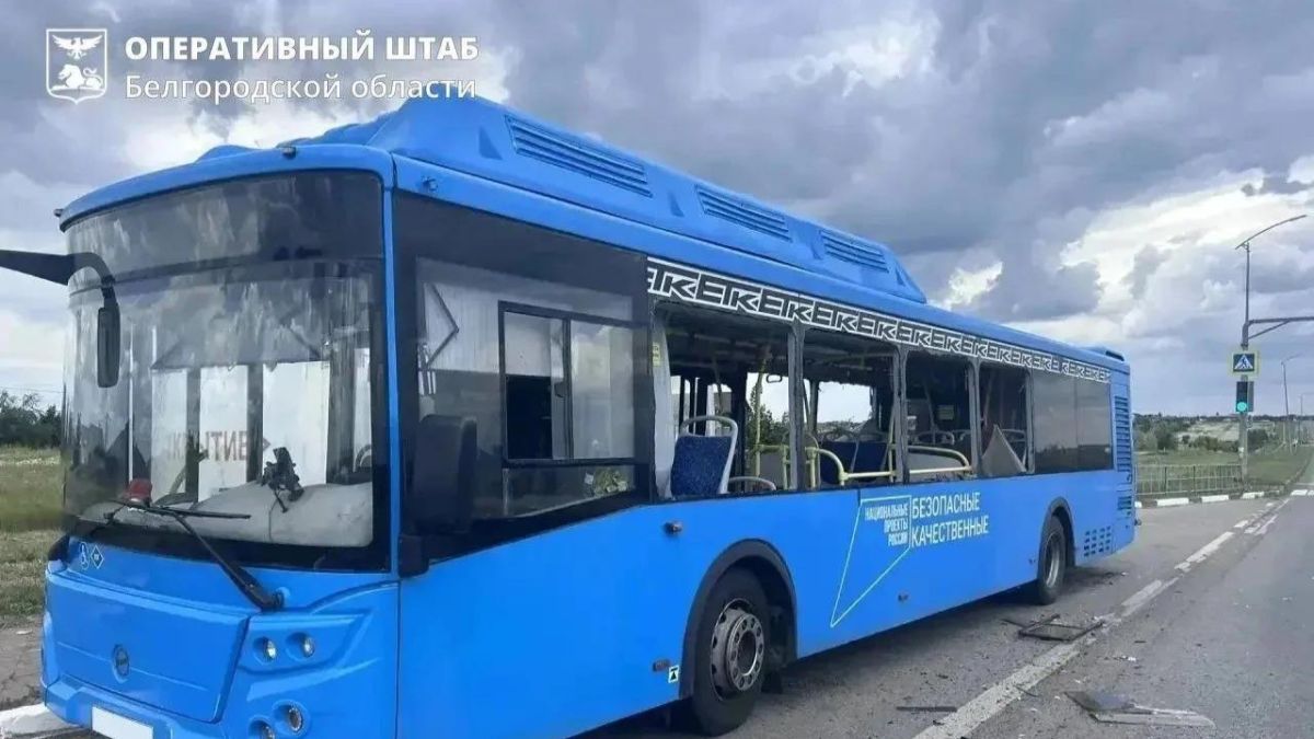 При атаке БПЛА ВСУ на автобус в Белгородском округе пострадали шесть человек, в том числе два ребёнка