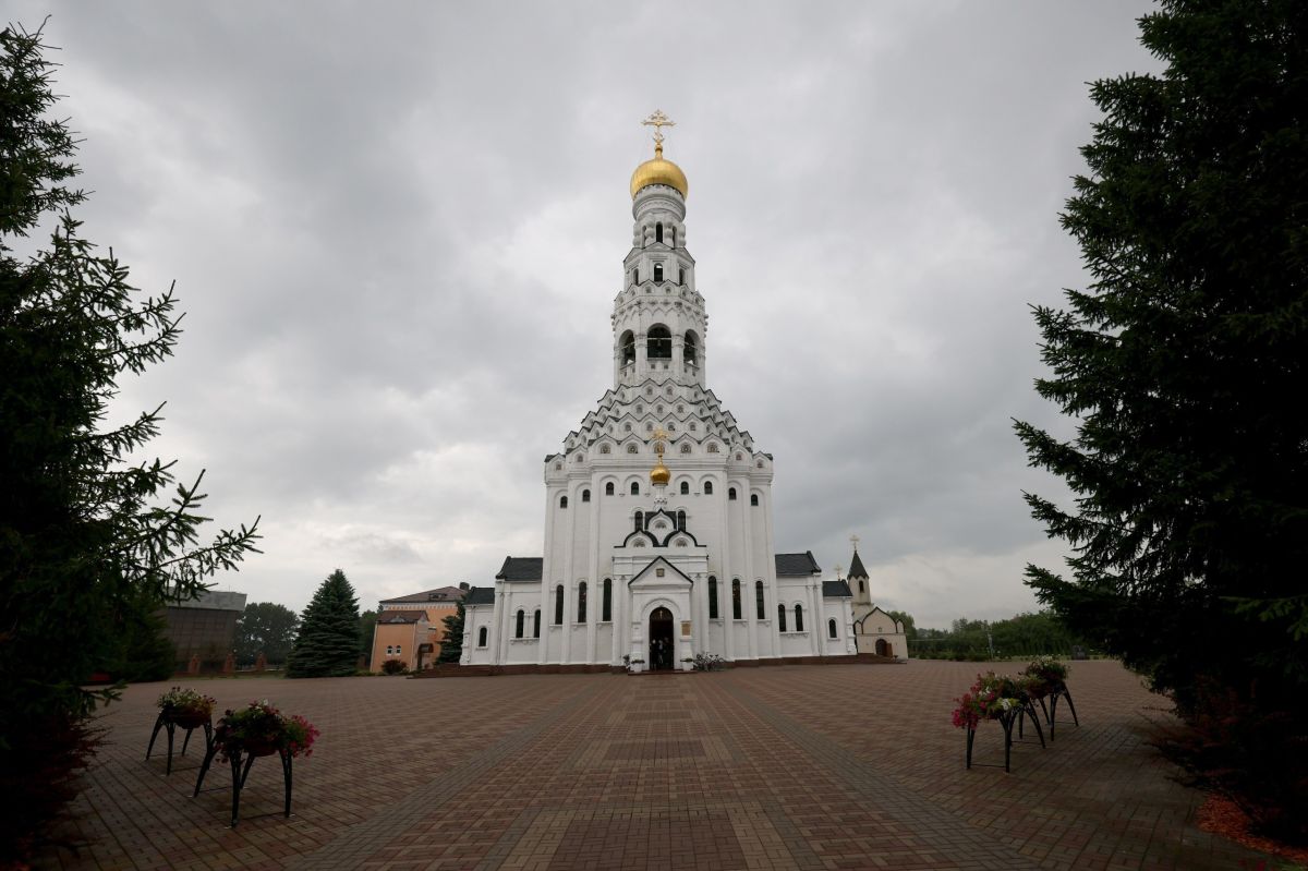 На Прохоровском поле возложили цветы к Звоннице, а также к памятникам трём великим полководцам — Дмитрию Донскому, Михаилу Кутузову и Георгию Жукову