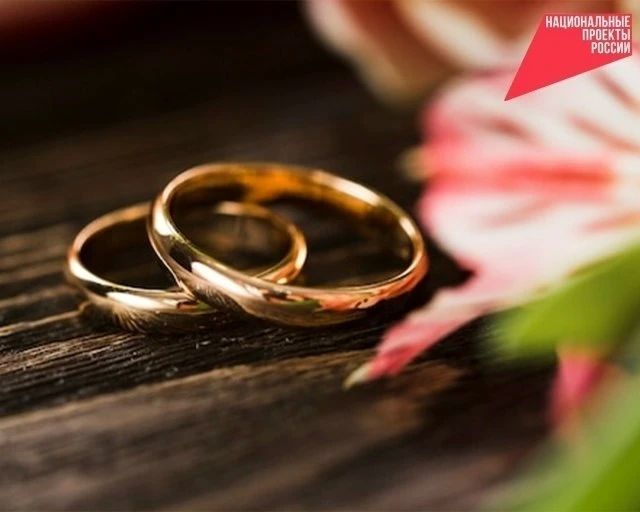 Если вы хотите поздравить своих близких – родителей, бабушек, дедушек, друзей или соседей – с замечательным свадебным юбилеем, то сообщите об этом в отдел ЗАГС администрации Краснояружского округа!