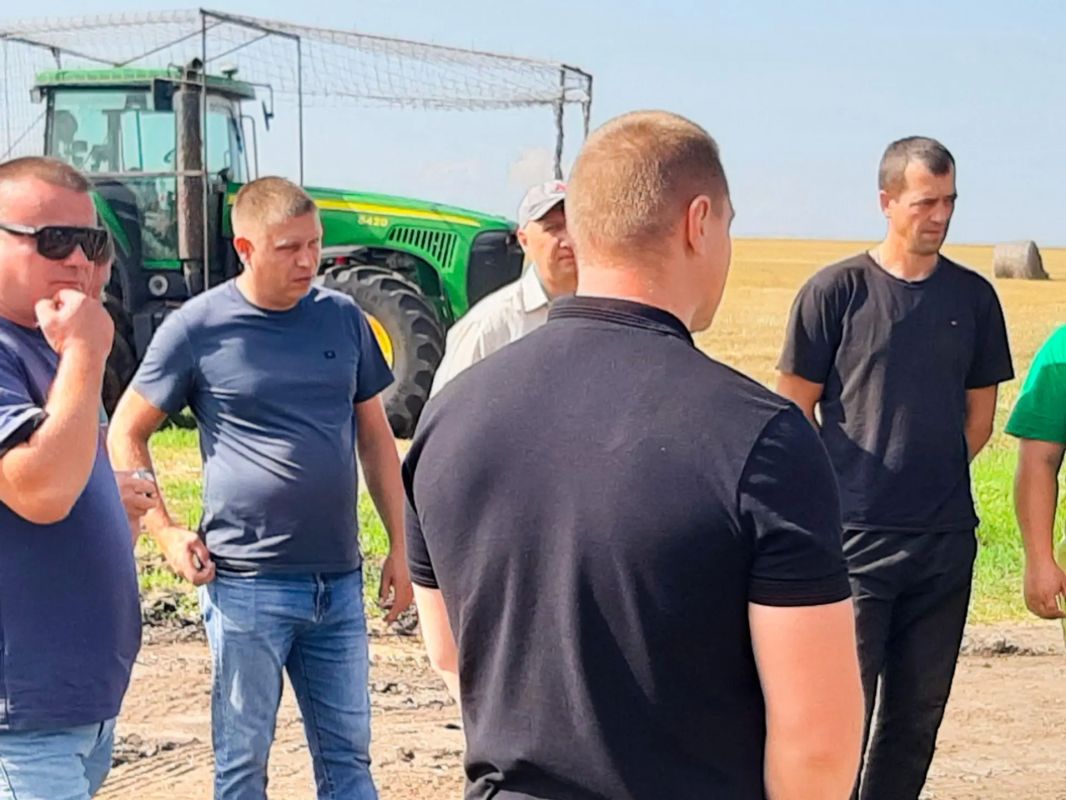 Олег Медведев: 16 июля на базе ООО «Кустовое» были проведены командно-штабного учения по теме: «Локализация, ликвидация ландшафтного пожара в условиях угроз и рисков, связанных с ракетно-артиллерийскими обстрелами, атаками...