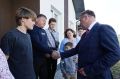 Александр Шуваев вручил ключи от новых домов двум многодетным семьям из Губкинского округа