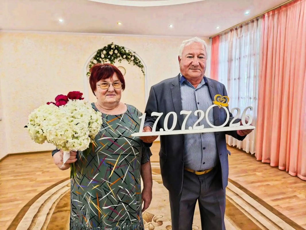 Олег Медведев: Сегодня мы от всей души поздравляем с золотой свадьбой — 50-летием совместной жизни — замечательную семью Ауловых: Александра Фроловича и Галину Васильевну!