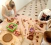 В студии керамики «Фактура» в Белгородском художественном музее кипела работа: гости отвлеклись от городской суеты и прикоснулись к «живому» материалу — глине