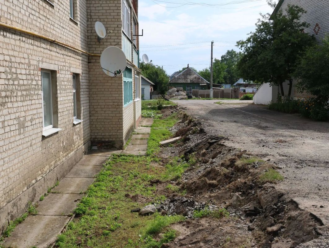 В Валуйках продолжается благоустройство дворовой территории многоквартирного дома