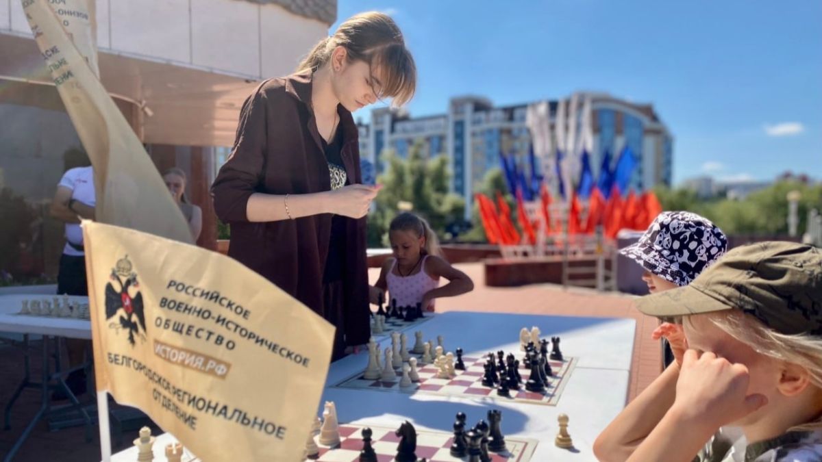 Шахматистка Милена Ельникова провела в Белгороде сеанс одновременной игры