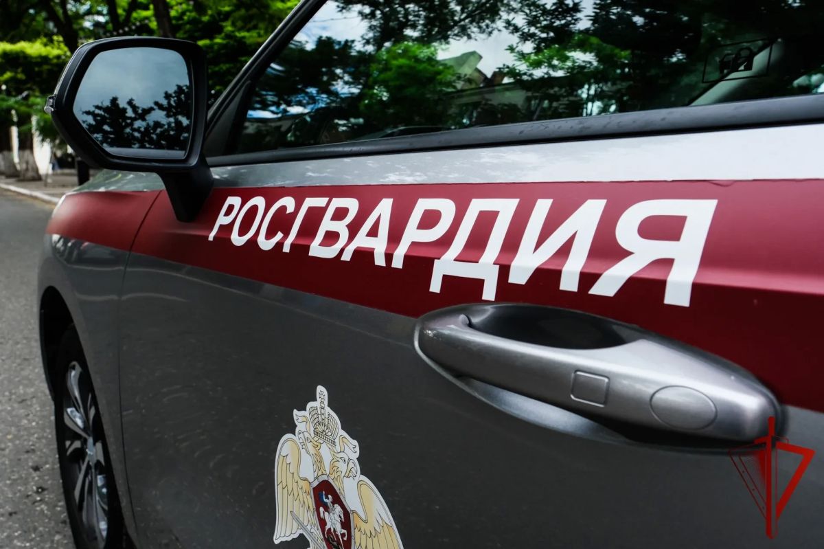 Группа задержания вневедомственной охраны регионального управления Росгвардии в Астрахани прибыла на помощь молодому человеку, которому стало плохо около проезжей части