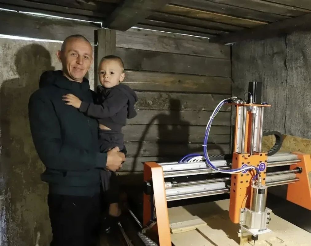 Благодаря соцконтракту житель Красной Яруги Евгений Демченко открыл мастерскую по производству изделий из дерева