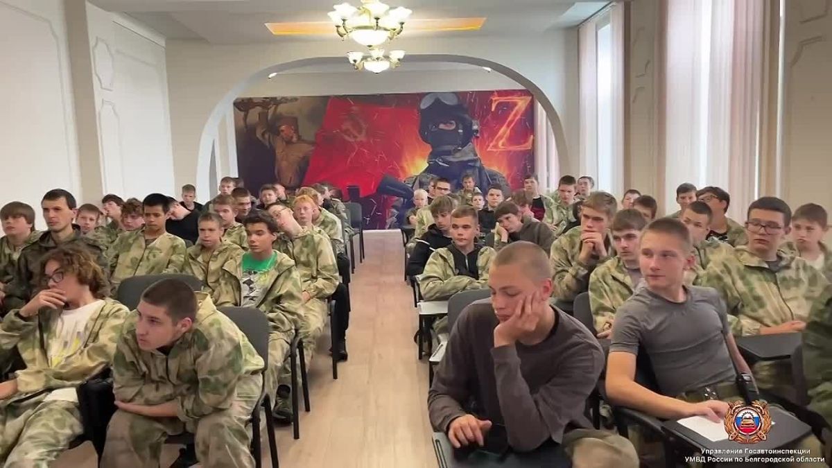В Белгородской области сотрудники Госавтоинспекции продолжают проводить цикл пропагандистских занятий для курсантов военно-спортивной подготовки «Воин»