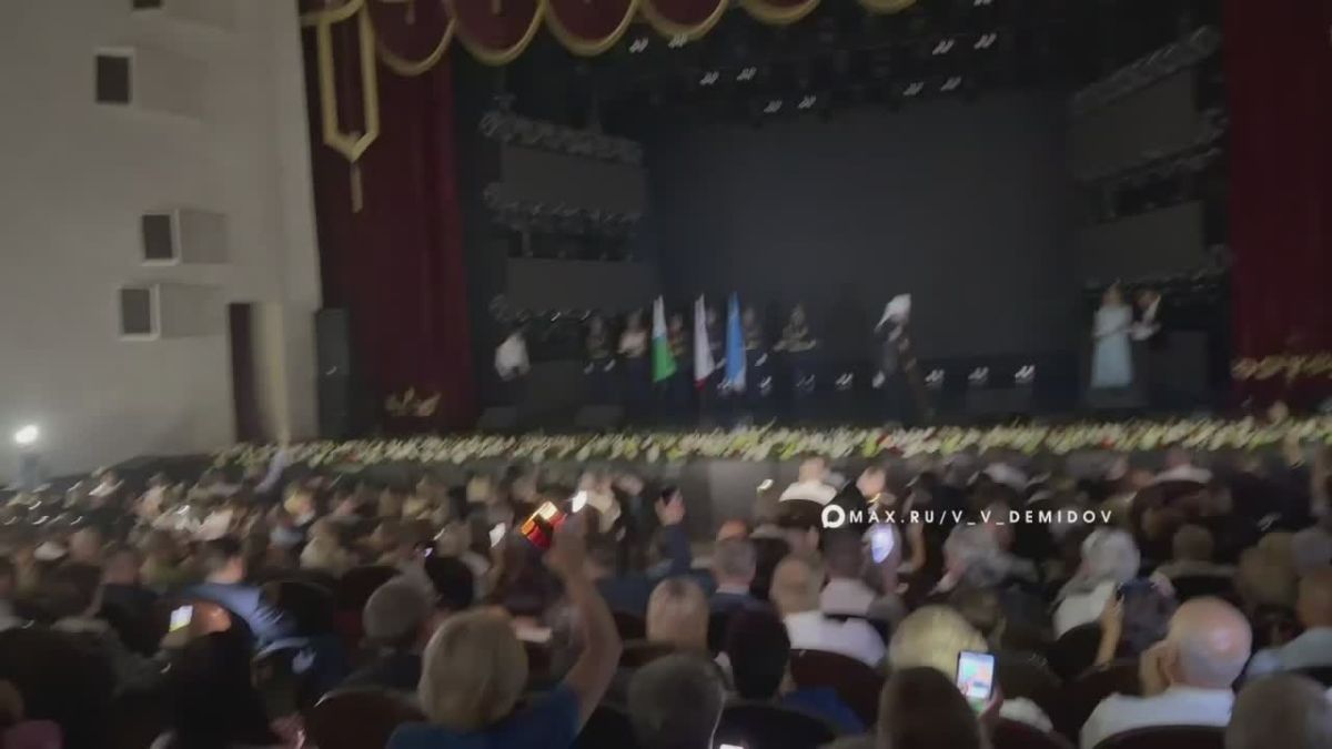 Валентин Демидов: Сегодня на торжественном концерте в честь Дня освобождения города от немецко-фашистских захватчиков случилась ситуация, которую не придумать ни одному режиссёру