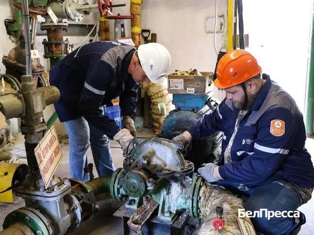 В Белгороде на Харгоре теплосетевики начали ремонтировать оборудование на насосной станции