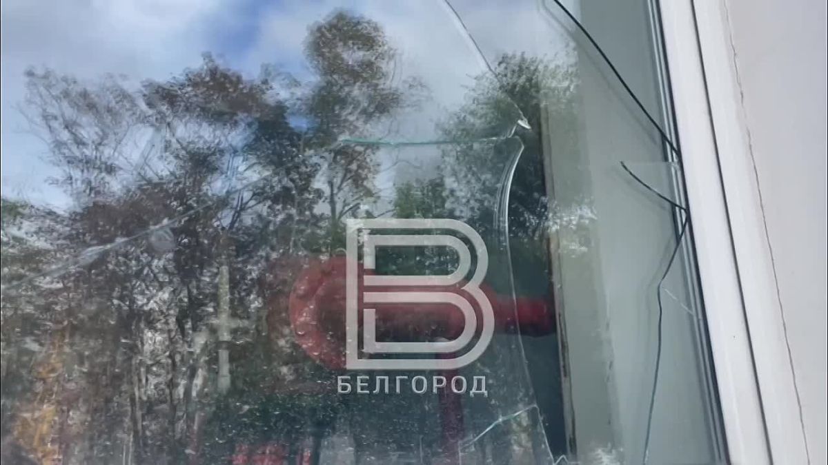 Специалисты начали восстановление Белгородского драмтеатра После массированной атаки БПЛА на областную столицу здание со стороны Театрального проезда посекло осколками. Повреждены 56 окон. С улицы рамы затягивают плёнкой, а...