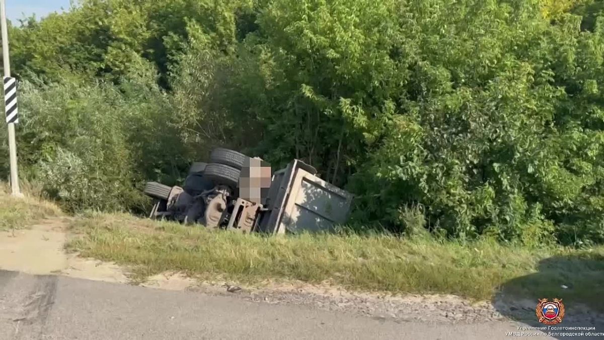 В Старооскольском округе грузовик перевернулся из-за столкновения легковушки и мусоровоза