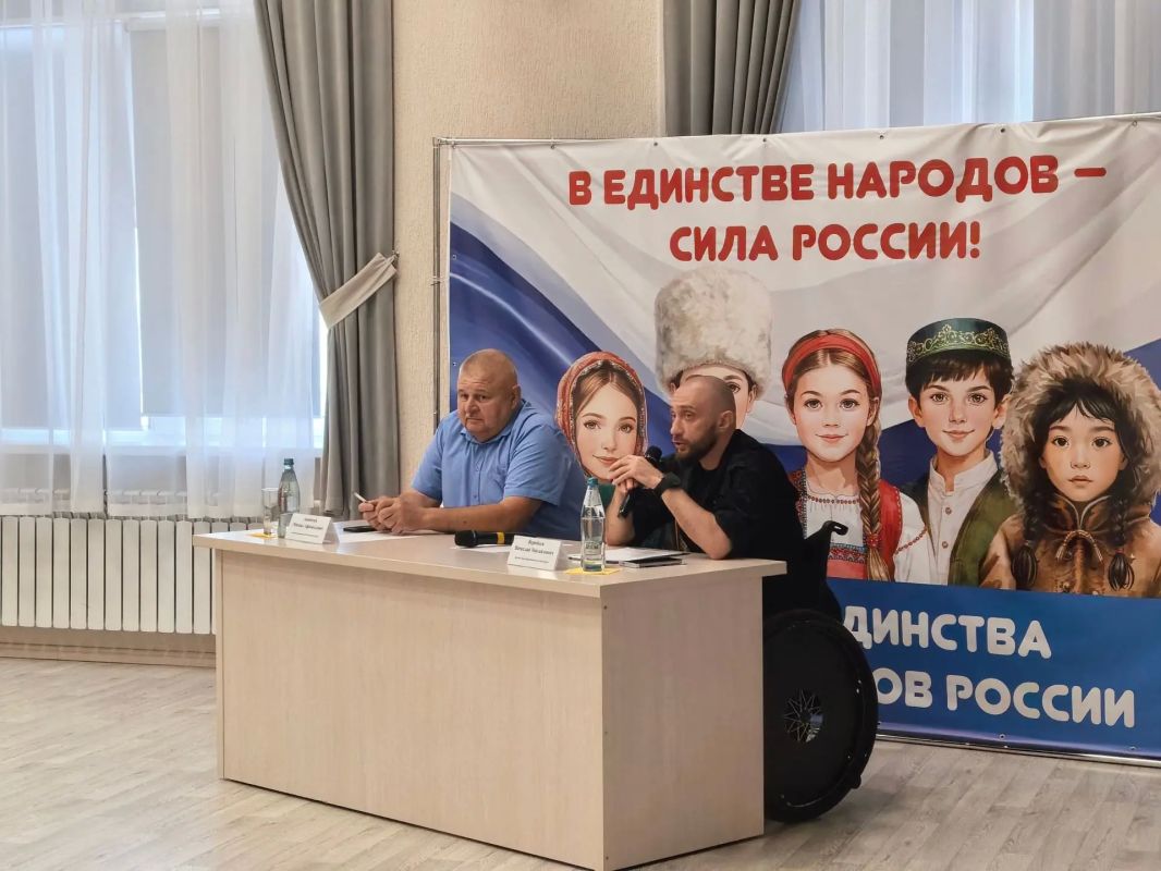 Вместе с коллегой по фракции «Единая Россия» Михаилом Афанасьевичем Ананичевым встретились с педагогическим коллективом, работниками школы и жителями села Ольховатка