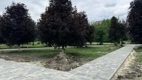 В Губкине завершают благоустройство сквера «Лебединский»