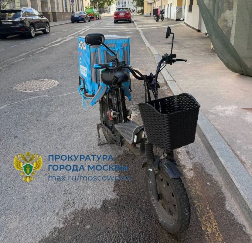 Утром 22 августа в Большом Головином переулке курьер, передвигавшийся на электровелосипеде, сбил ребенка