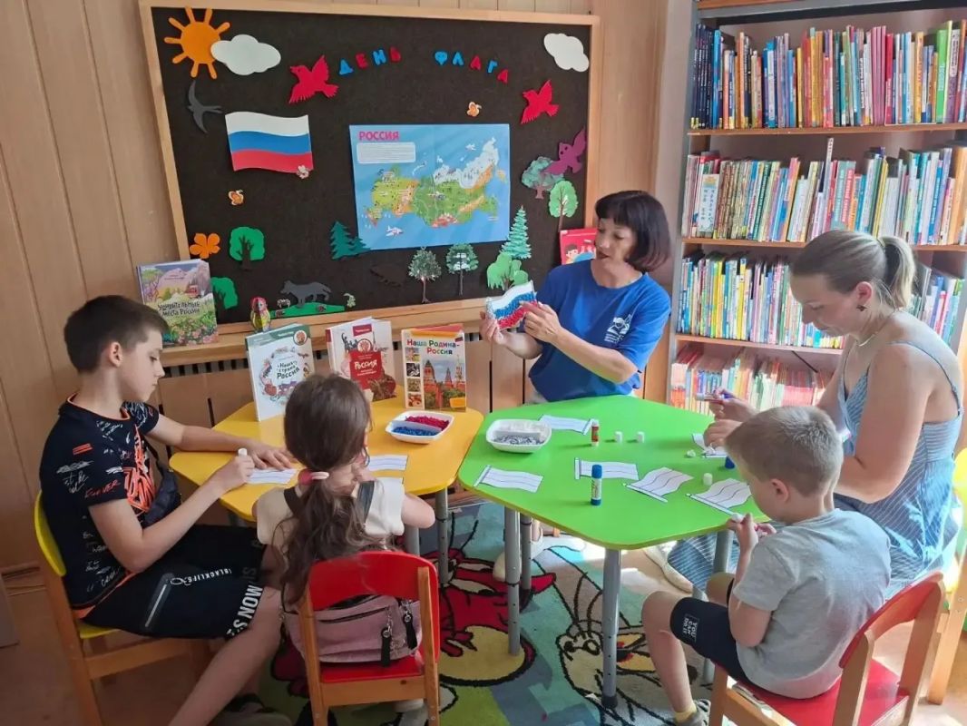 В День государственного флага посетители детской библиотеки имени А.А. Лиханова стали участниками интерактивной программы