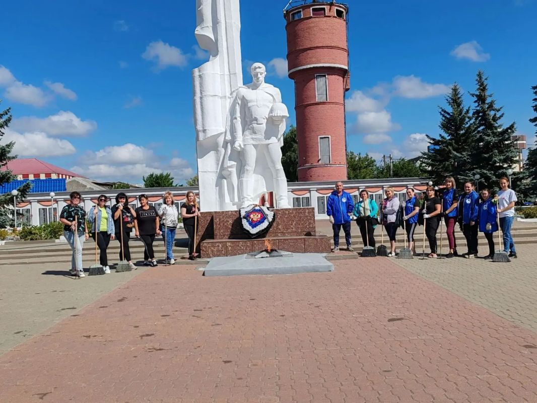 Сегодня прошла масштабная уборка территории у мемориального комплекса «Вечный огонь»