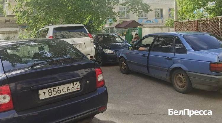 «Дважды я наблюдал, как одна мама с малышом в коляске, пришедшая забирать второго ребёнка, не могла попасть внутрь с этой коляской