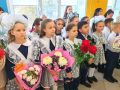 Банты, букеты и немного волнения — 1 сентября в новооскольских школах выдалось по-настоящему праздничным! Делимся кадрами, которые передают самую суть Дня знаний: радость встречи после каникул, гордость родителей за своих...