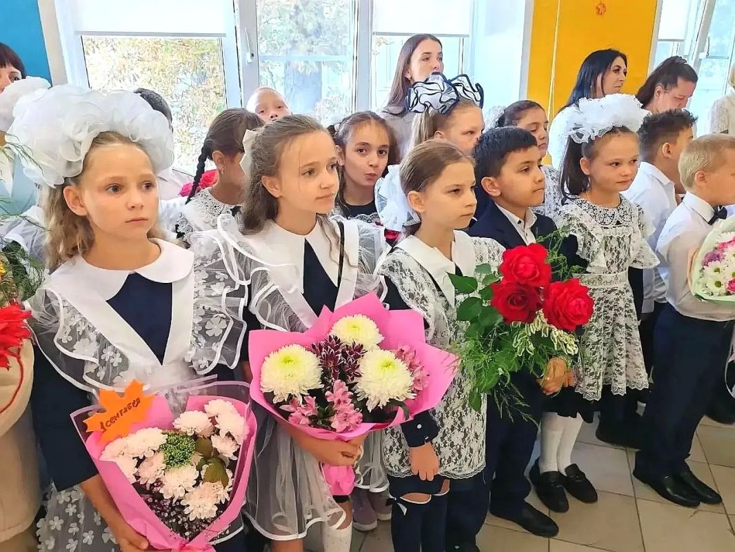 Банты, букеты и немного волнения — 1 сентября в новооскольских школах выдалось по-настоящему праздничным! Делимся кадрами, которые передают самую суть Дня знаний: радость встречи после каникул, гордость родителей за своих...