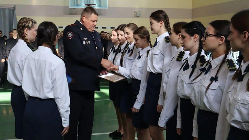 Полицейские поздравили студентов и преподавателей Белгородского правоохранительного колледжа им. Героя России В.В. Бурцева с Днем знаний