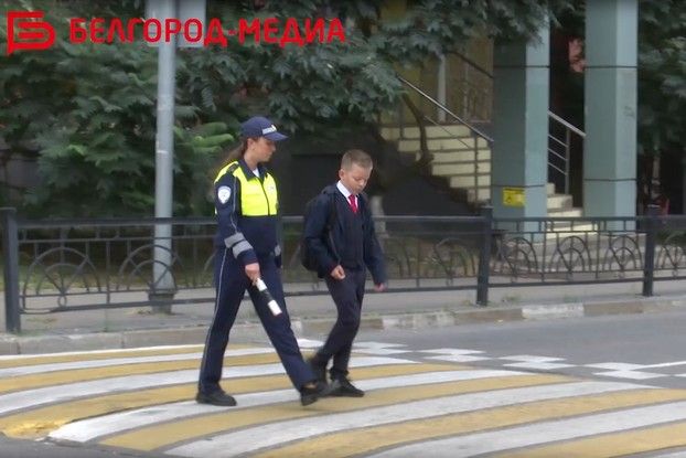 Белгороде сотрудники Госавтоинспекции дежурят у школ и проводят уроки безопасности
