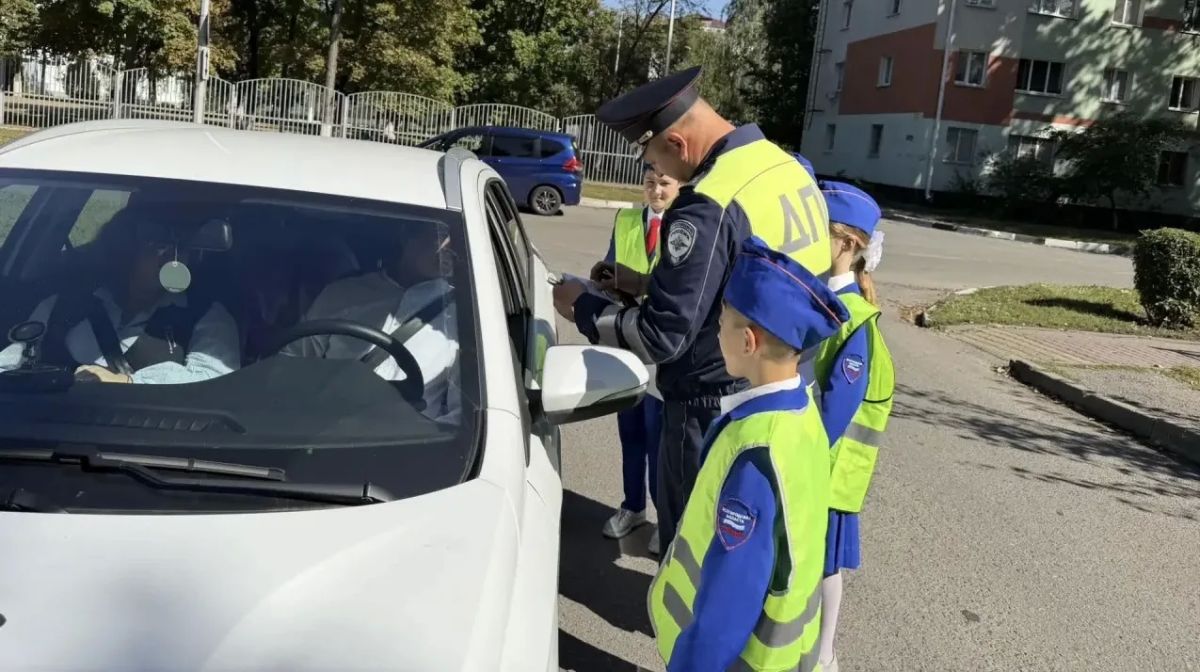 В рамках «Недели безопасности» белгородские ЮИДовцы вместе с автоинспекторами организовали профилактическую акцию