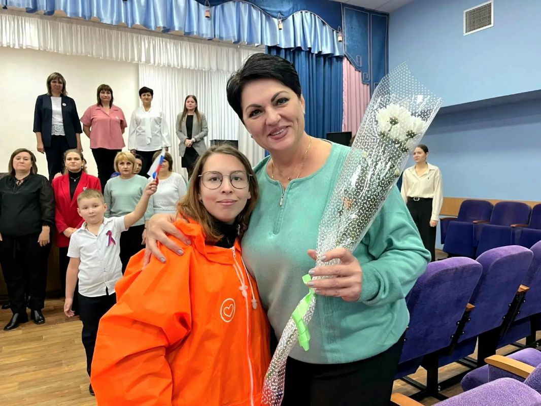 В преддверии одного из самых душевных и значимых праздников активисты Добро.Центра и Молодой Гвардии посетили школы округа с трогательным сюрпризом