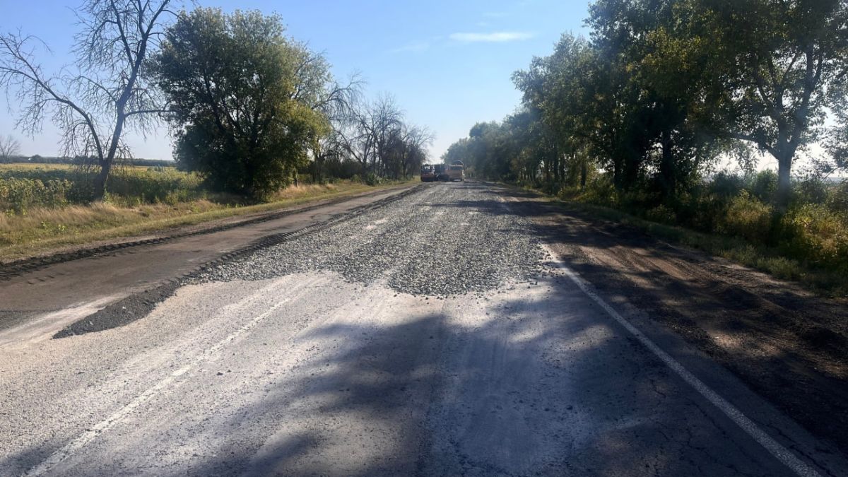 В Красненском округе ремонтируют дорогу возле Камызино