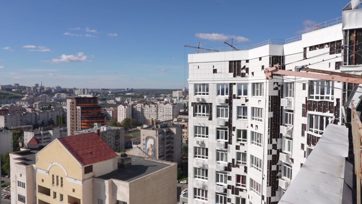 В Белгороде капитально ремонтируют кровлю МКД после августовской атаки БПЛА