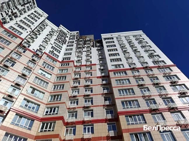 Белгороде восстанавливают кровлю повреждённой после атаки БПЛА многоэтажки