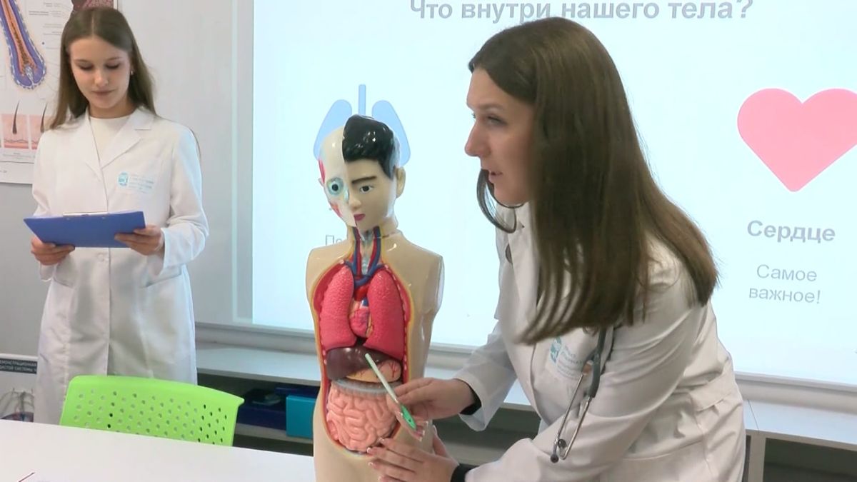 В Ровеньках ученики медицинского класса проводят занятия для детсадовцев