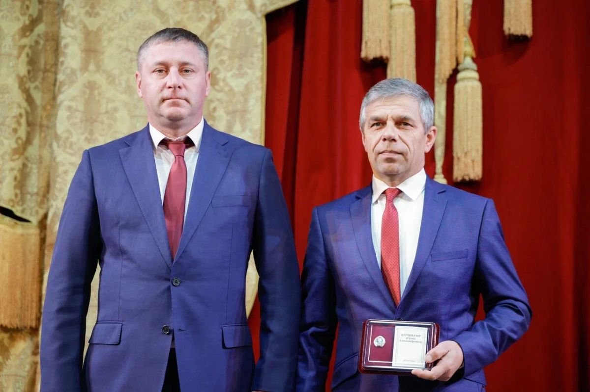 Заслуженная награда: директор Утянской школы Юрий Бурминов удостоен звания «Почётный работник сферы образования РФ»!