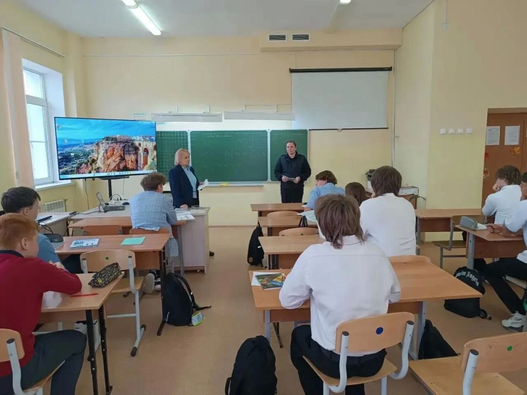 В Белгородском округе полицейские провели цикл профилактических и профориентационных бесед со школьниками