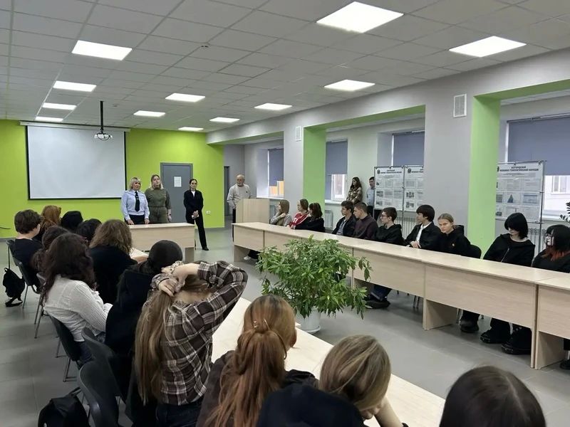 В Белгороде полицейские и наркологи провели профилактическую беседу со студентами