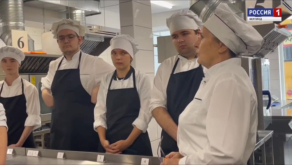 На кухне Белгородского техникума общественного питания было по-настоящему жарко, а это ребята даже плиту не включали Студенты 2 и 3 курса показали своё мастерство в приготовлении рыбных котлет. На создание полуфабрикатов –...