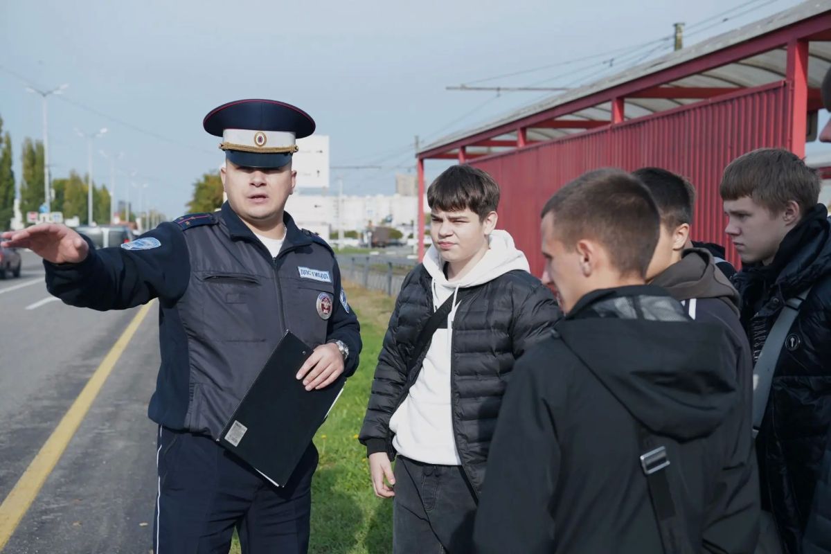 «На асфальте его телефон постоянно звонил